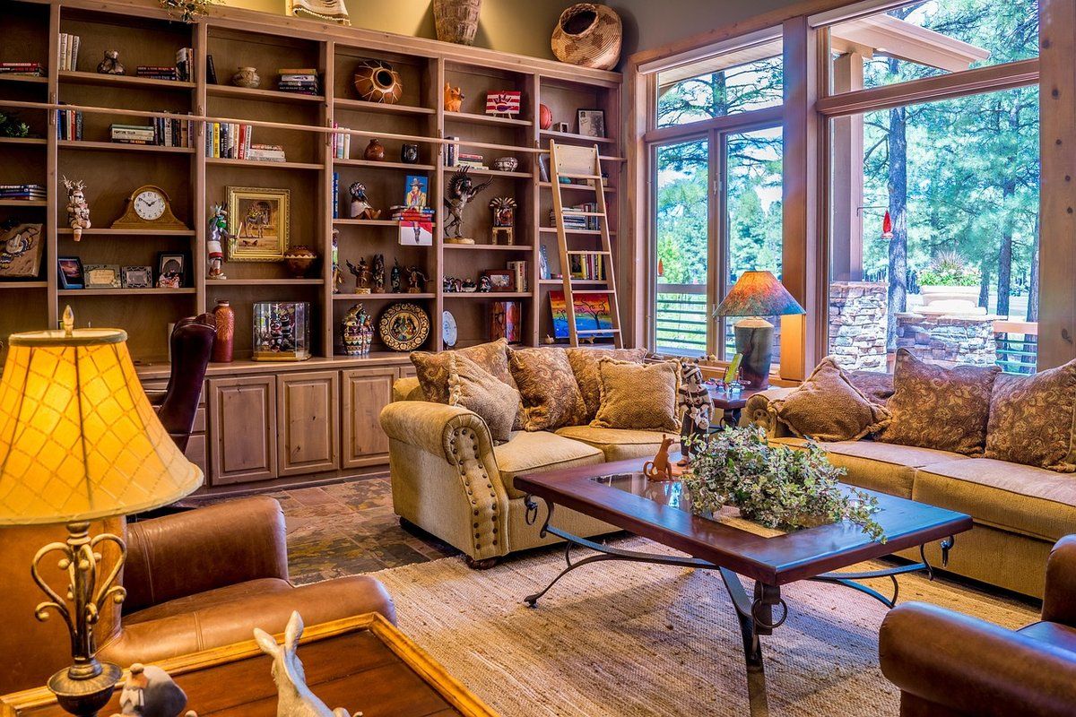 Intérieur de maison chaleureux et lumineux