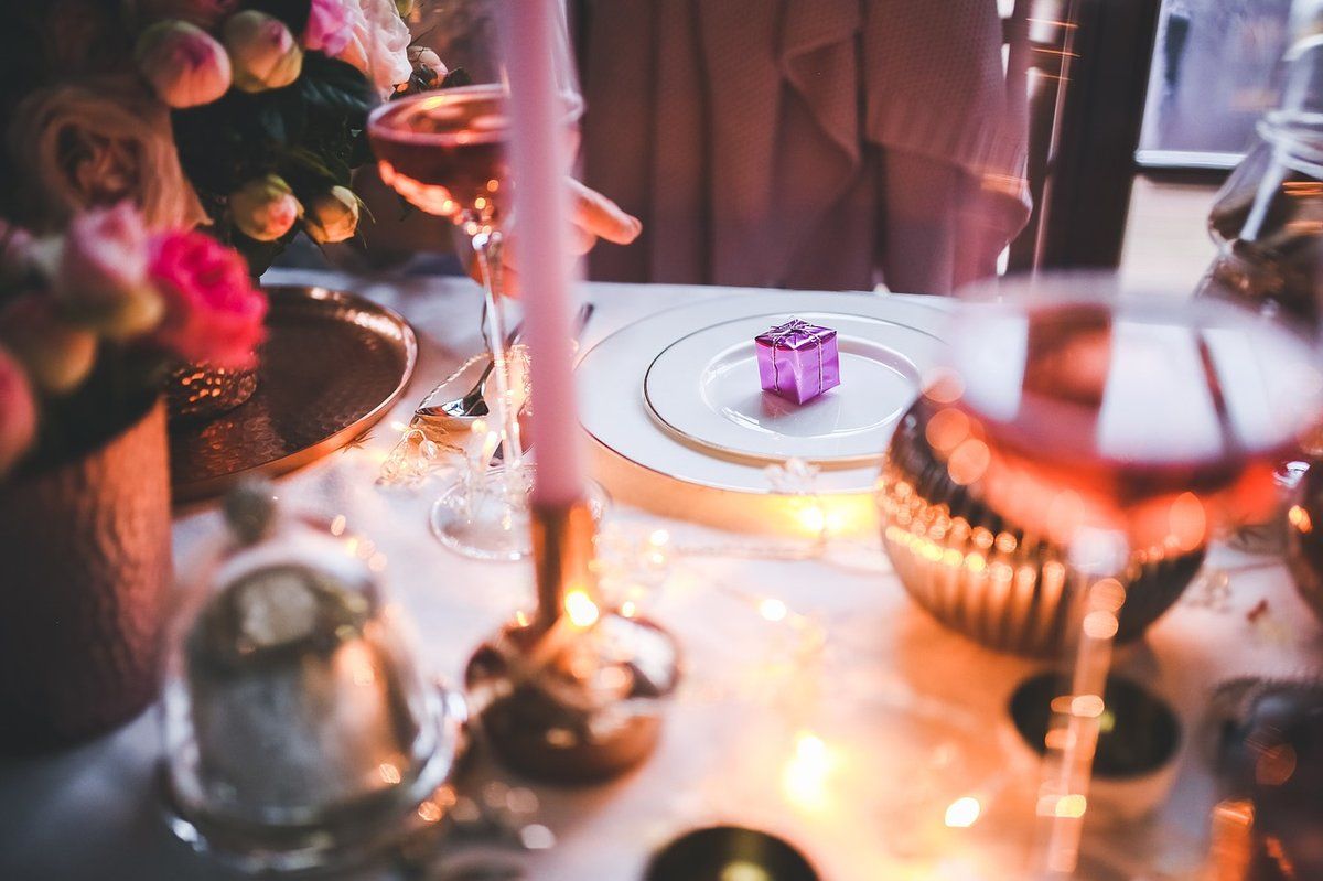 Table dressée sur une terrasse le soir avec bougies