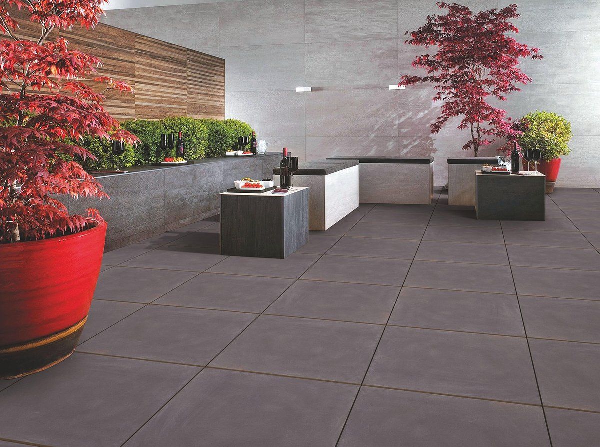 Terrasse extérieure carrelée avec plantes