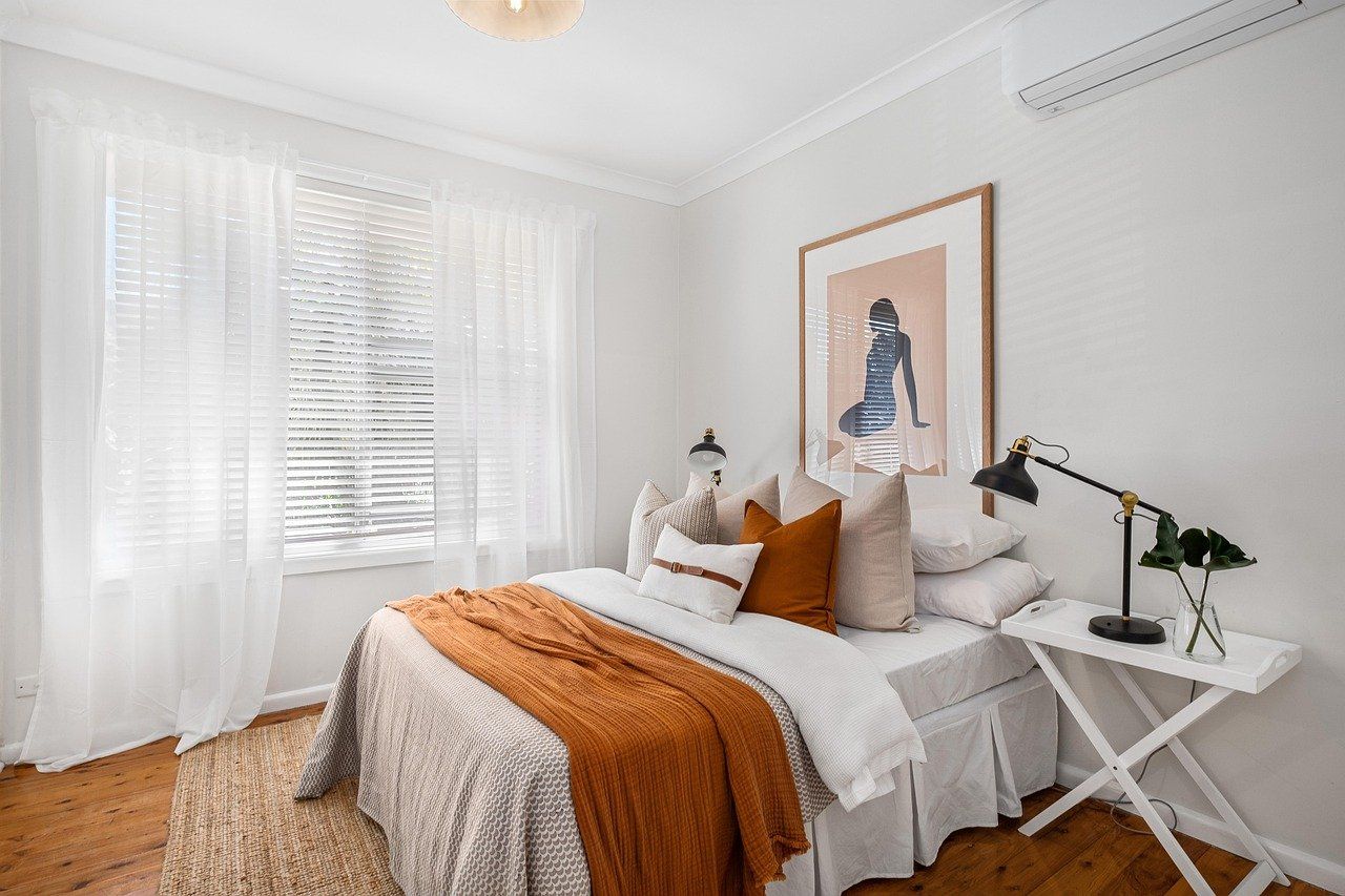 Chambre lumineuse avec lit et fenêtre